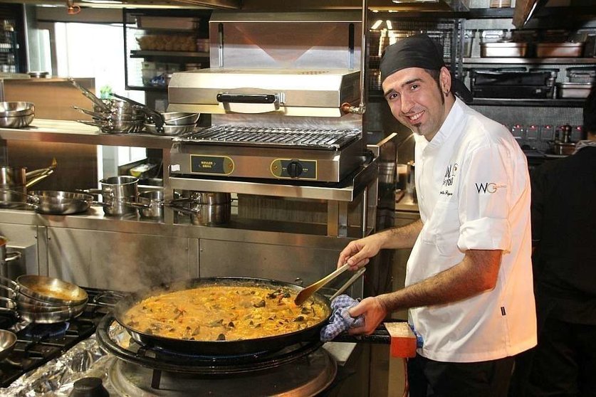 El chef Luis Ezqueta, al frente de una suculenta paella. (EL CORREO)