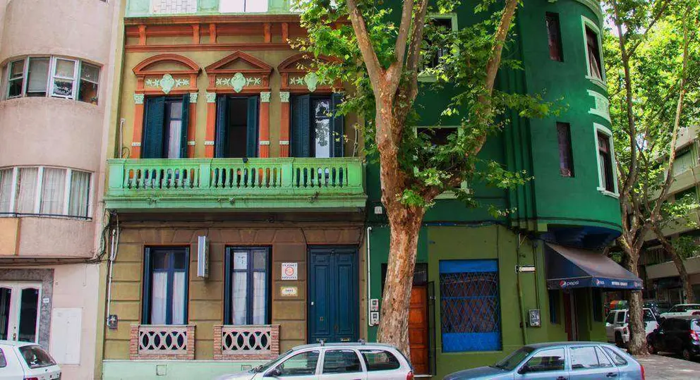 Una calle de Montevideo, capital de Uruguay.