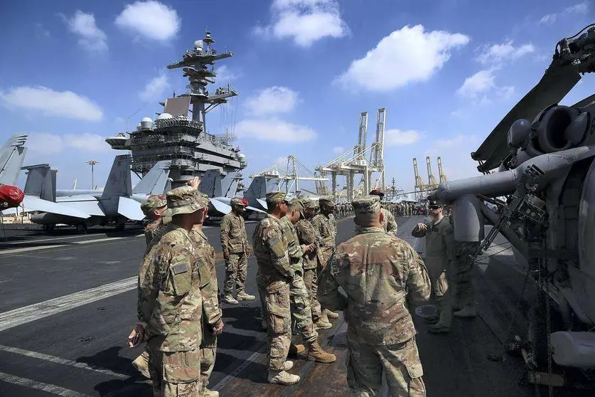 En la imagen de The National, marines estadounidenses en la cubierta del portaaviones Roosevelt.