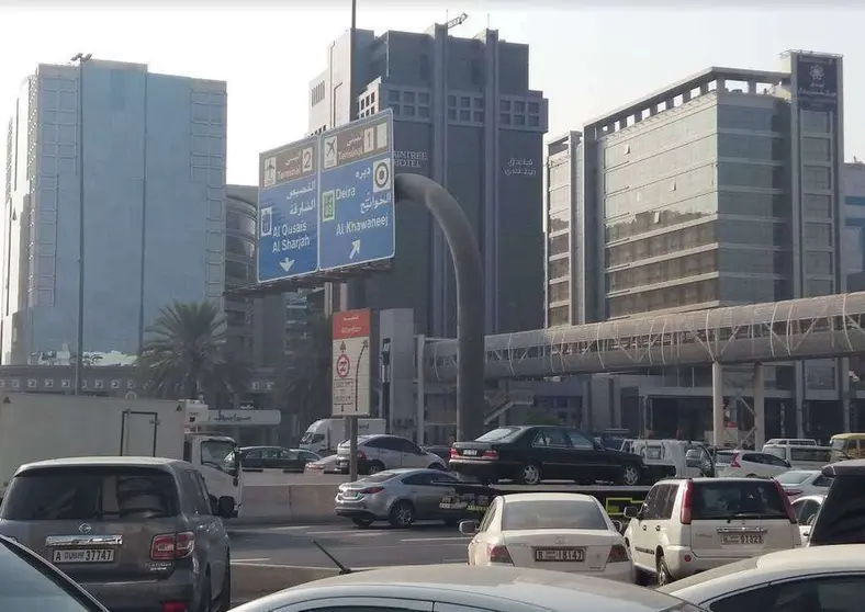 En hora punta, los atascos entre Dubai y Sharjah llegan hasta la zona del Aeropuerto Internacional DXB. (EL CORREO)