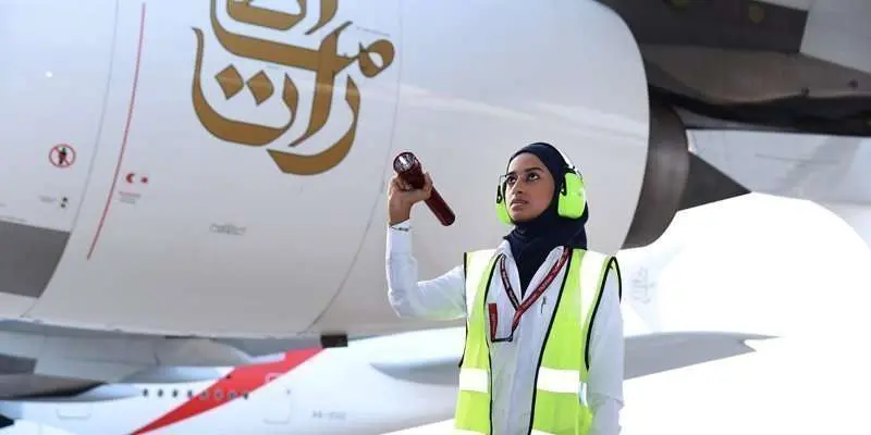 Una ingeniera de la aerolínea Emirates.