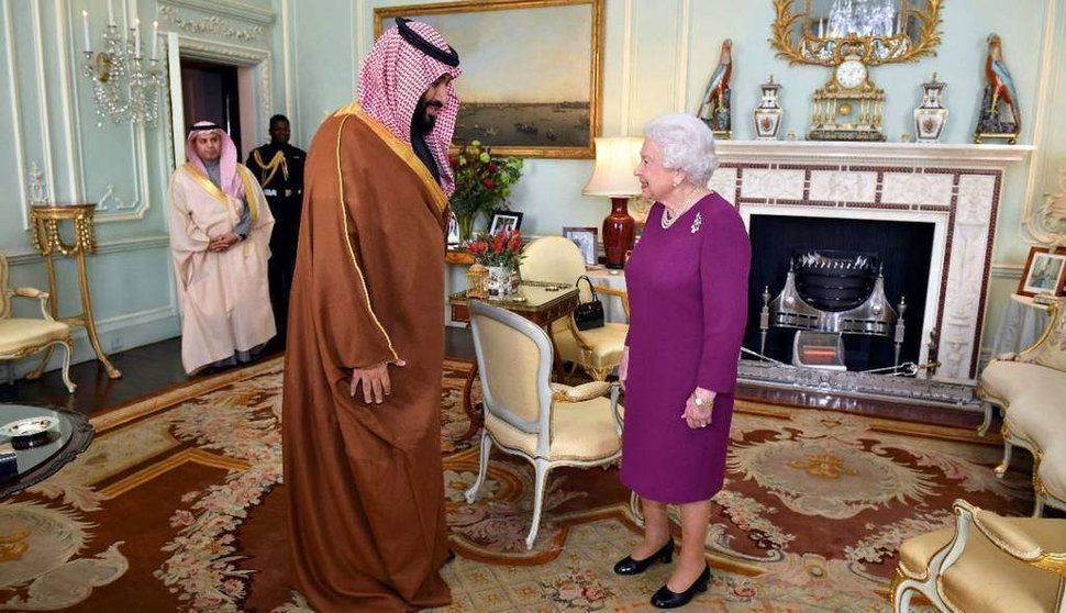 La Reina Isabel II recibe al príncipe heredero saudí Mohammed bin Salman en Buckingham. (AP)