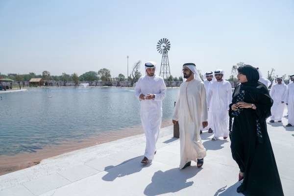 El jeque Mohammed bin Rashid durante su recorrido por 'The Yard'. (WAM)