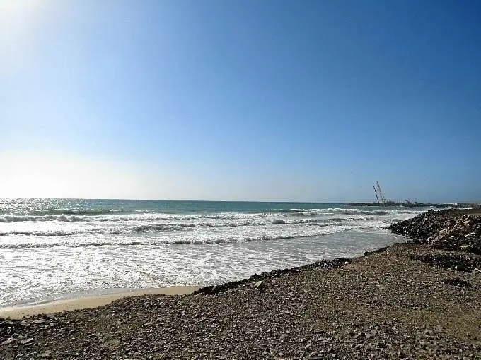 Playa solitaria en Emiratos Árabes Unidos. (EL CORREO)