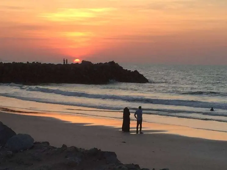 Atardecer en una playa de Ras Al Khaimah. (Marta Pérez)