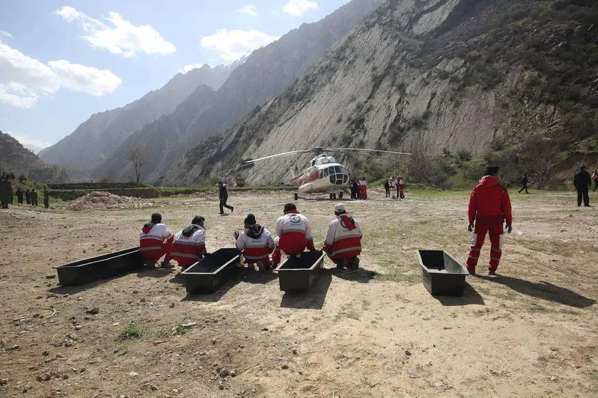 Labores de rescate en el lugar del siniestro. (Agencia ILNA)