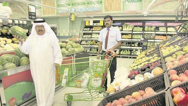 Alimentos importados en un supermercado de Emiratos Árabes (EL CORREO).