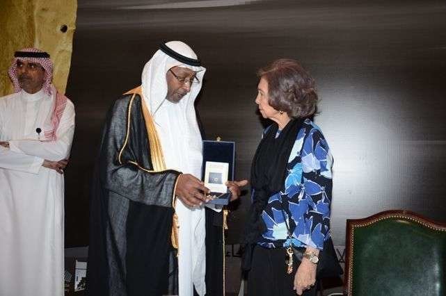 La Reina Sofía con el director del Museo Nacional de Riad.
