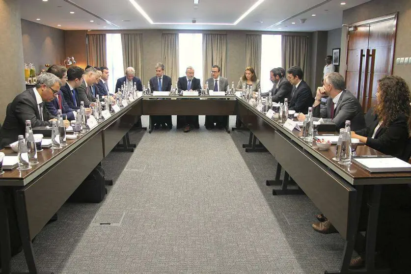 Encuentro en Dubai del secretario de Estado de Infraestructuras, presidente de Renfe y embajador español en EAU con representantes de empresas del sector ferroviario. (EL CORREO)