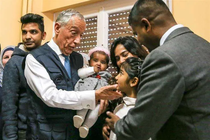 El presidente de Portugal en el campo de refugiados de Tebas en Grecia.