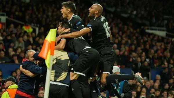 El Sevilla celebra el primer gol ante el el Manchester United, durante el partido de octavos de final de la Liga de Campeones, en el estadio Old Trafford. (EFE)