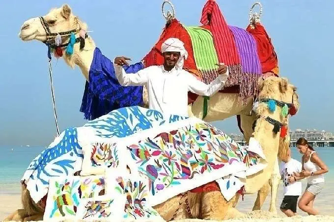 Productos de Manta y Rebozo en la playa de Dubai. (Cedida)