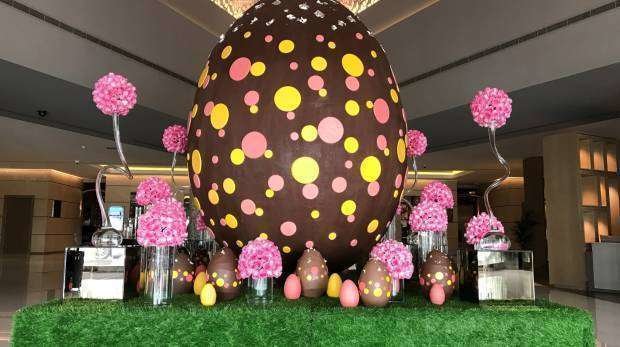 El enorme huevo de Pascua está expuesto en el hotel Fairmont Dubai.