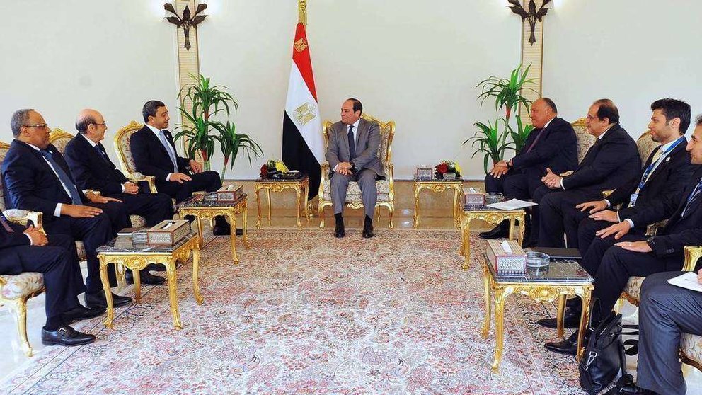 El presidente egipcio se reúne con el ministro de Asuntos Exteriores y Cooperación Internacional de EAU y su delegación en el palacio presidencial de El Cairo el 18 de marzo de 2018. (AFP)
