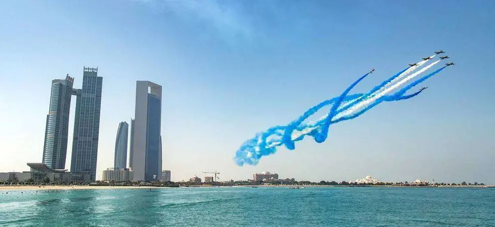 En primer plano el edificio de ADNOC en Abu Dhabi.