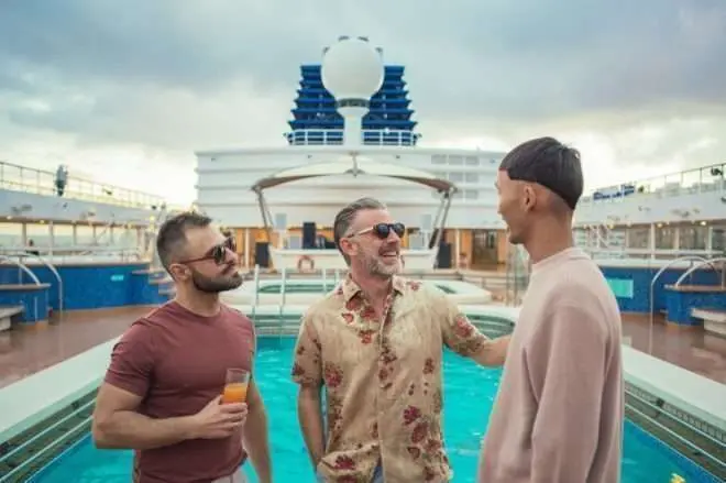 Tres hombres en la cubierta de un crucero.