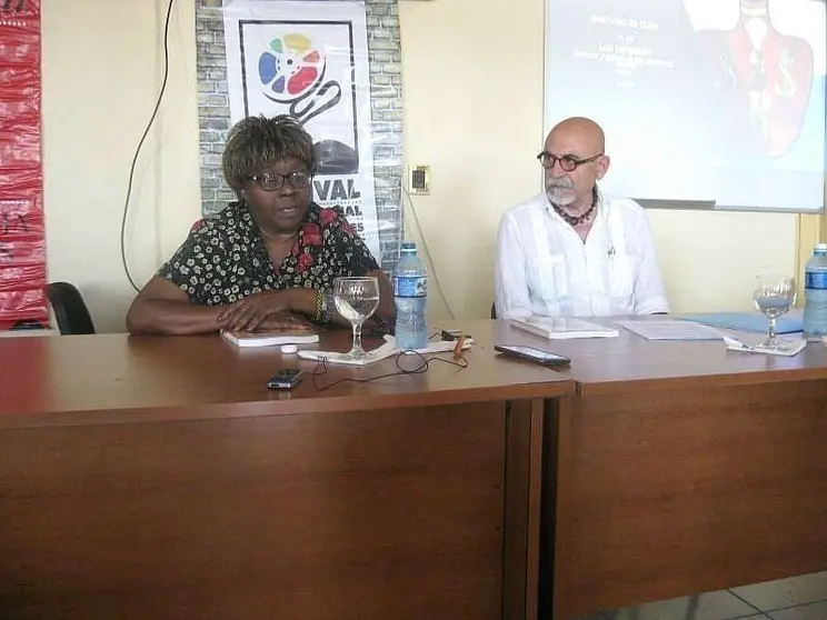 Lázara Herrera y Jesús Cosano, en la presentación del libro 'Los Invisibles'. (Sergio Martínez)