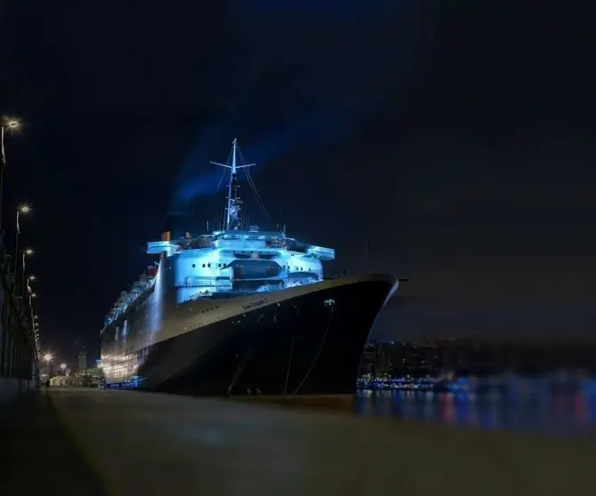 El Queen Elizabeth 2 en Port Rashid de Dubai.