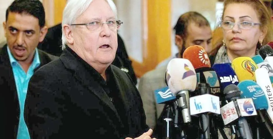 En la foto de AFP, el enviado Especial de las Naciones Unidas a Yemen, Martin Griffiths, habla con la prensa a su llegada al aeropuerto internacional de Saná el 24 de marzo de 2018. 