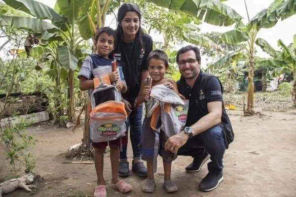 Tariq Al Gurg, jefe de Dubai Cares, junto a escolares colombianos.(WAM)