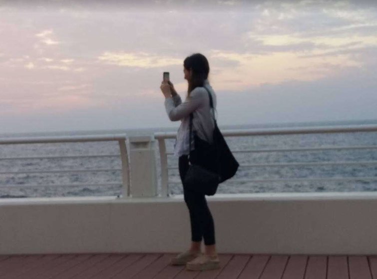Una joven toma una foto en La Palmera de Dubai. (EL CORREO)