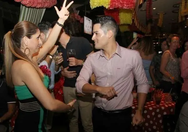 Baile por sevillanas en la pasada edición de la Feria de Abril en Casa de Tapas. (EL CORREO)