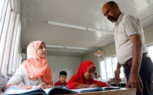 Malak atiende a un profesor. (AFP)