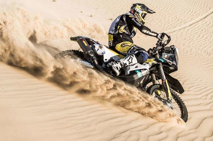Pablo Quintanilla en las dunas del desierto de Abu Dhabi.