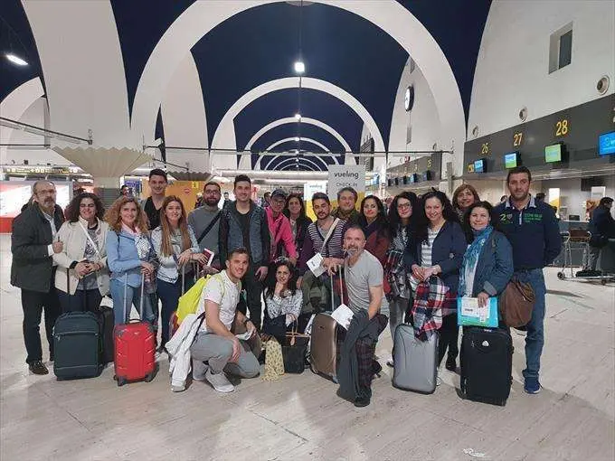 Los componentes del grupo cultural Marquesa de Benamejí en el aeropuerto de Sevilla.