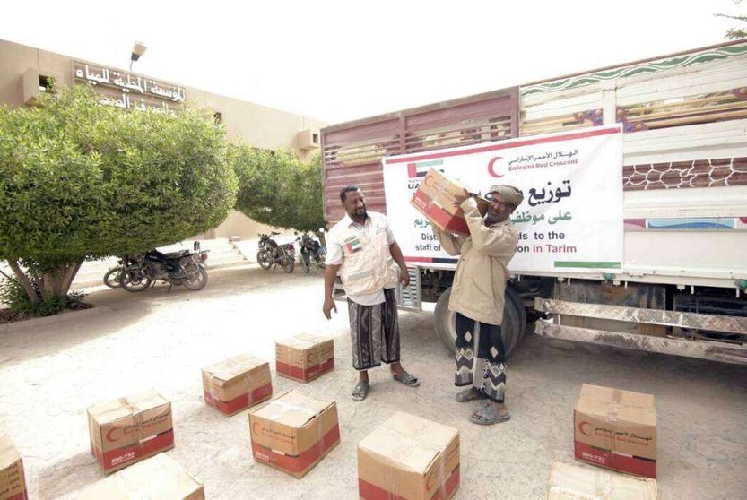 Entrega de ayuda alimentaria de la Media Luna Roja de Emiratos en Hadramaut. (WAM)
