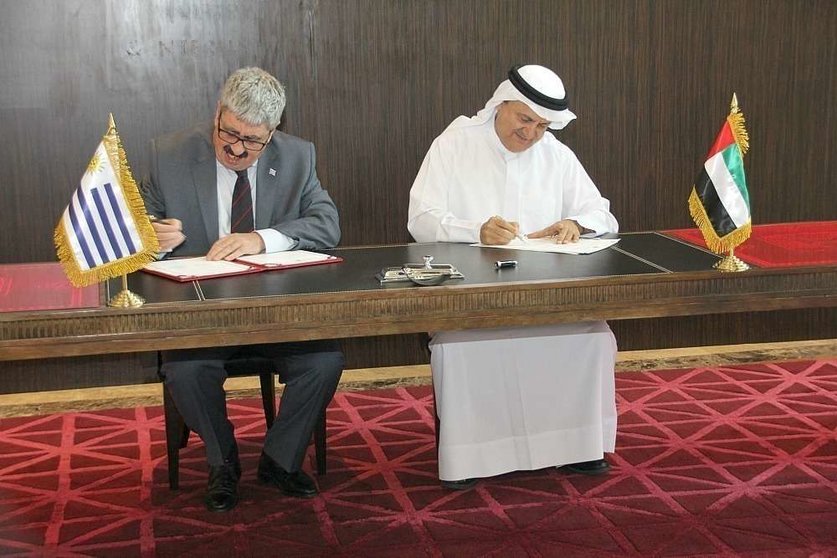 Firma del memorando de entendimiento entre el viceministro uruguayo de Exteriores y el ministro asistente de Exteriores de Emiratos. (EL CORREO)