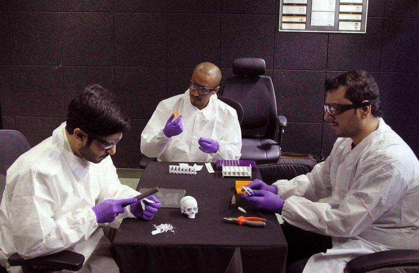 Agentes de la Policía de Abu Dhabi trabajando con muestras impresas en 3D. (WAM)
