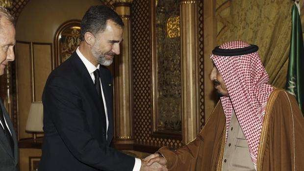 Felipe VI saluda al rey Salman durante su visita a Arabia en enero de 2015. (Casa Real)