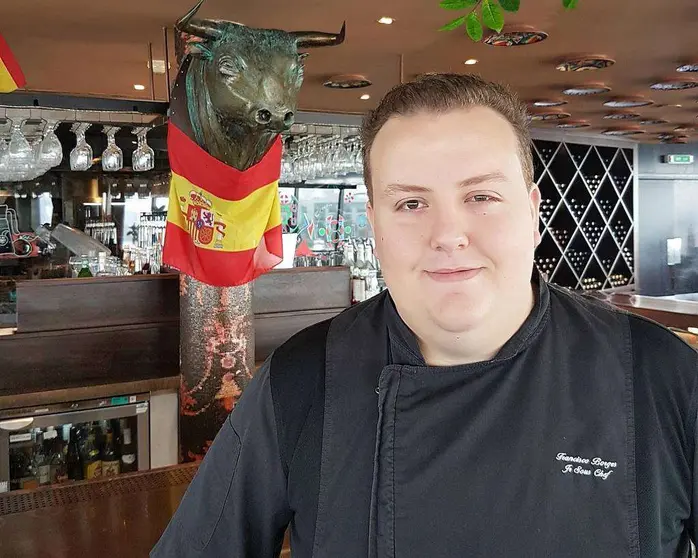 El chef Francisco Javier Benedicto Borges, en el restaurante Casa de Tapas de Dubai. (EL CORREO)