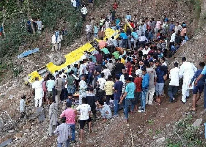 El autobús cayó por un barranco.