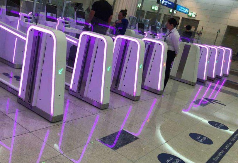 Las nuevas puertas inteligentes de control de pasaportes en el Aeropuerto Internacional de Dubai.