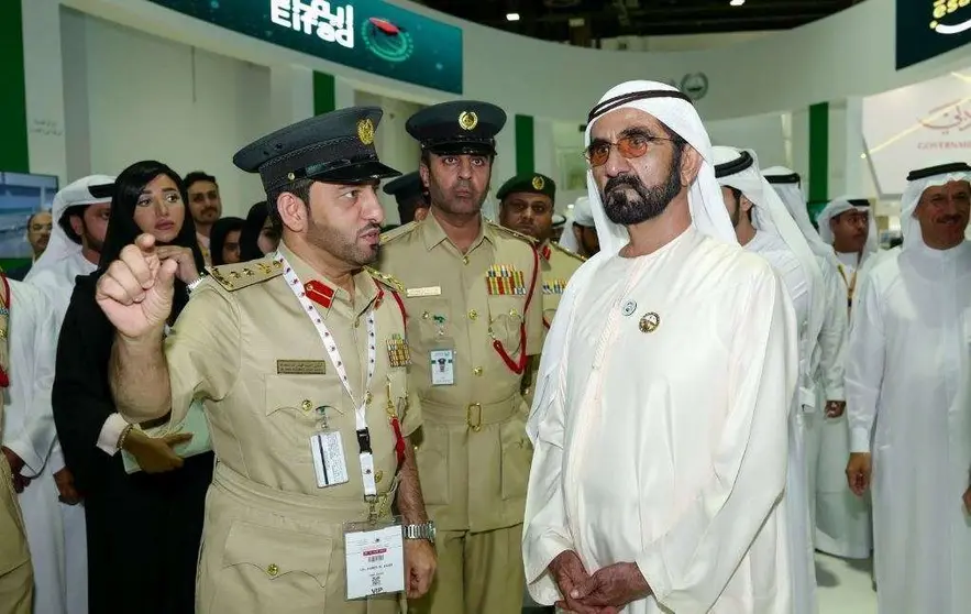 El gobernante de Dubai durante una exhibición sobre logros de su Gobierno.