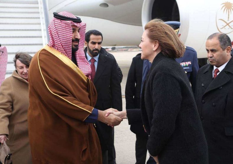 La ministra de Defensa de España recibe al príncipe heredero de Arabia Saudita en Madrid.