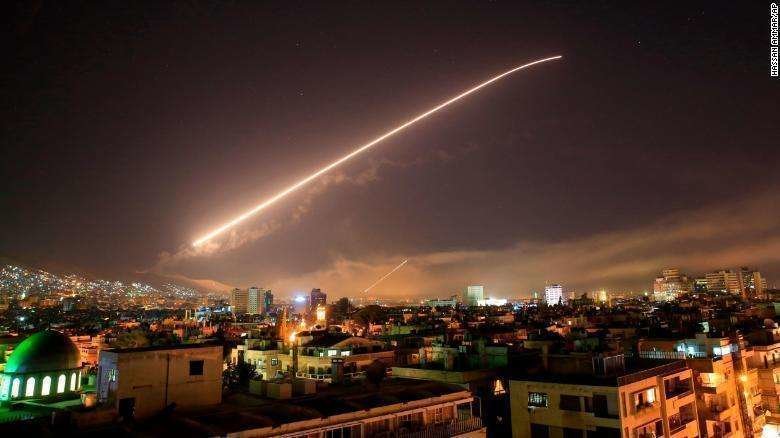 Los misiles en el cielo de Damasco la madrugada de este sábado.