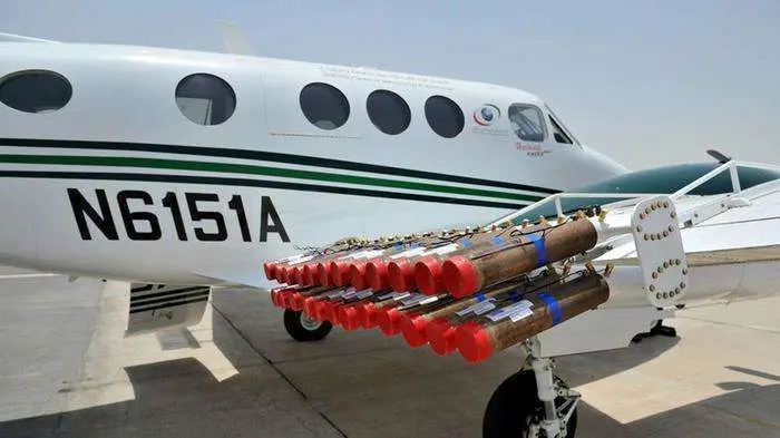 Un avión preparado para una misión de siembra de nubes. (NCM)