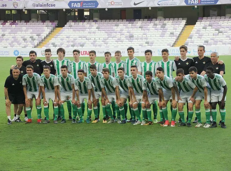 Todos los integrantes del Real Betis sub 16 momentos antes de iniciar la final en Al Ain. (EL CORREO)