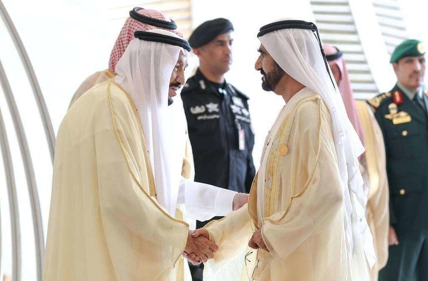 El rey Salman de Arabia saluda al vicepresidente de Emiratos, Mohammed bin Rashid, este domingo en Dhahram. (WAM)