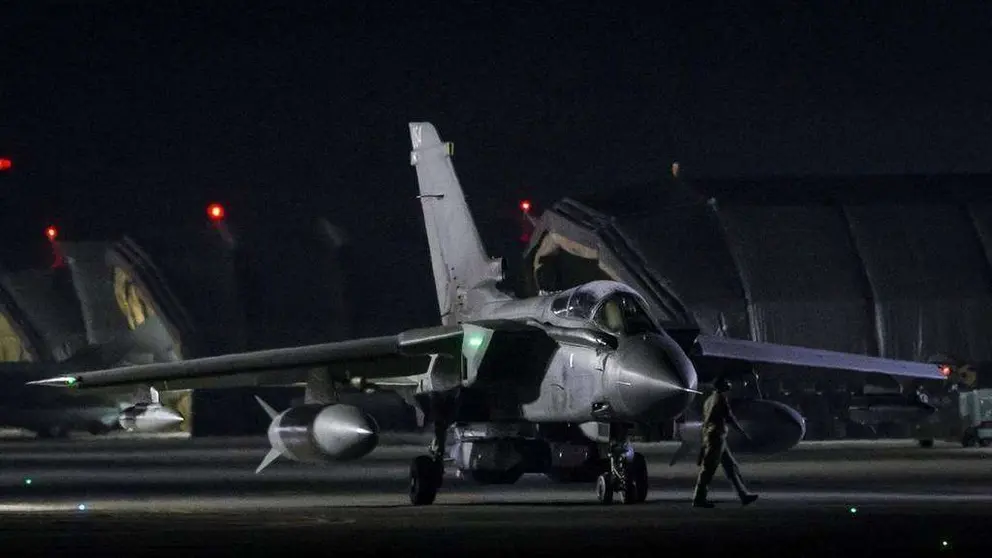 El Ministerio de Defensa británico (MoD) difundió esta imagen de un avión de la Real Fuerza Aérea Británica antes de despegar en la RAF Akrotiri en Chipre, el 14 de abril de 2018 