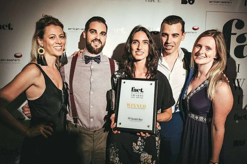 Jaime Castañeda junto a otros miembros del staff de 99 Sushi Bar tras recibir el premio Fact Dining Awards. (Cedida)