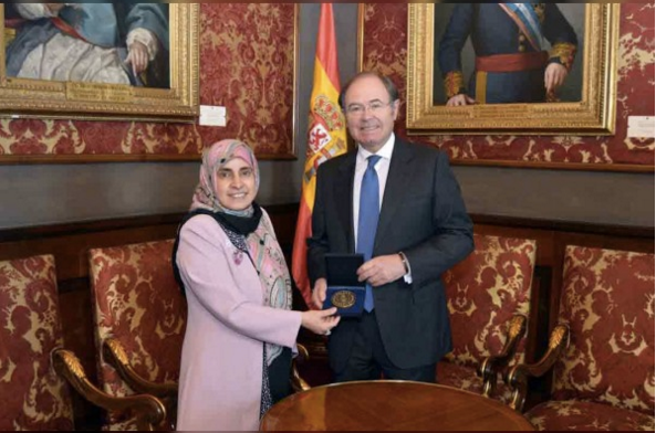 La embajadora de Emiratos en España junto al presidente del Senado. (WAM)