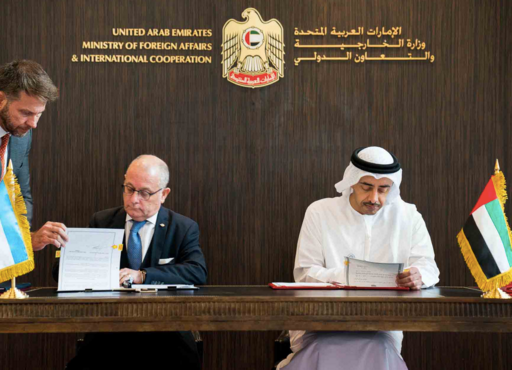 El ministro argentino junto a su homólogo emiratí durante la firma del acuerdo. (WAM)