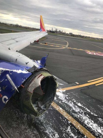 El motor del avión de Southwest Airlines tras el aterrizaje, según la fotografía publicada en Facebook por el pasajero Marty Martínez. 