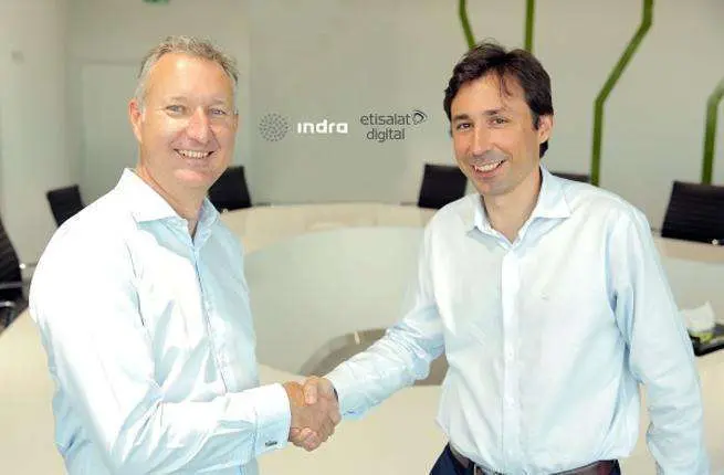 A la izquierda de la imagen Alex Moya de Indra junto a Francisco Salcedo de Etisalat.