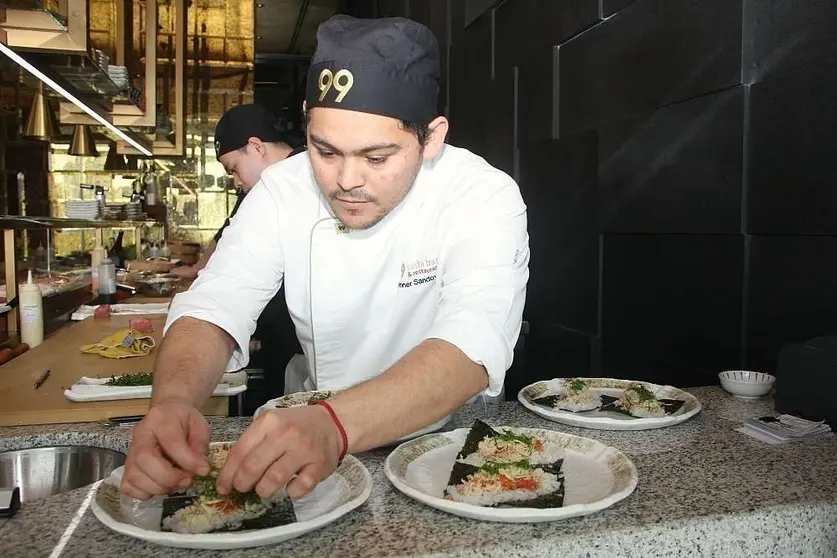 Uno de los cocineros da el último toque al menú japonés. (EL CORREO)