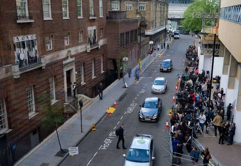 La prensa se agolpa a las puertas del Hospital St.Mary's de Londres, donde ha nacido este lunes el tercer hijo de los Duques de Cambridge. (Kensington Palace)